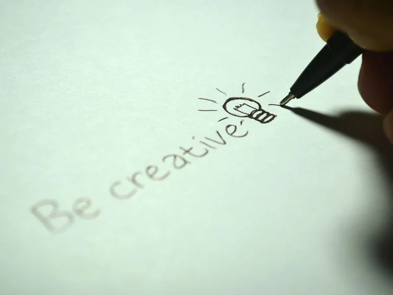 Logodesigner schreibt "Be creative"