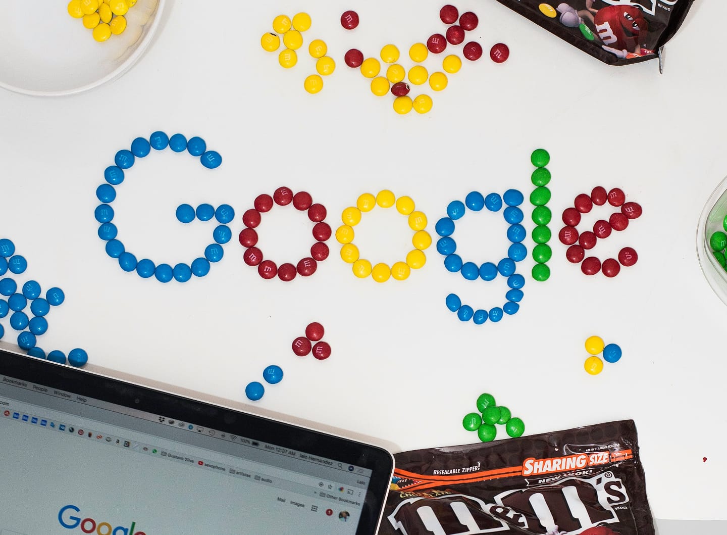 Google Schriftzug erstellt mit M&M Bonbons als Sinnbild für Google My Business bearbeiten