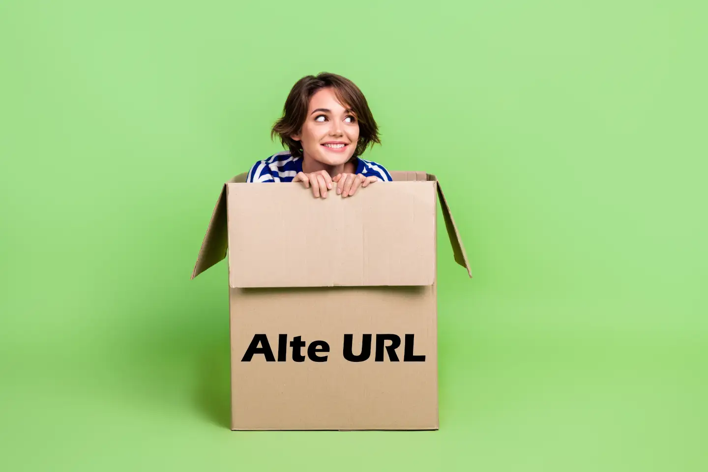 Junge Frau im Karton mit Aufschrift "Alte URL" vor grüner Wand