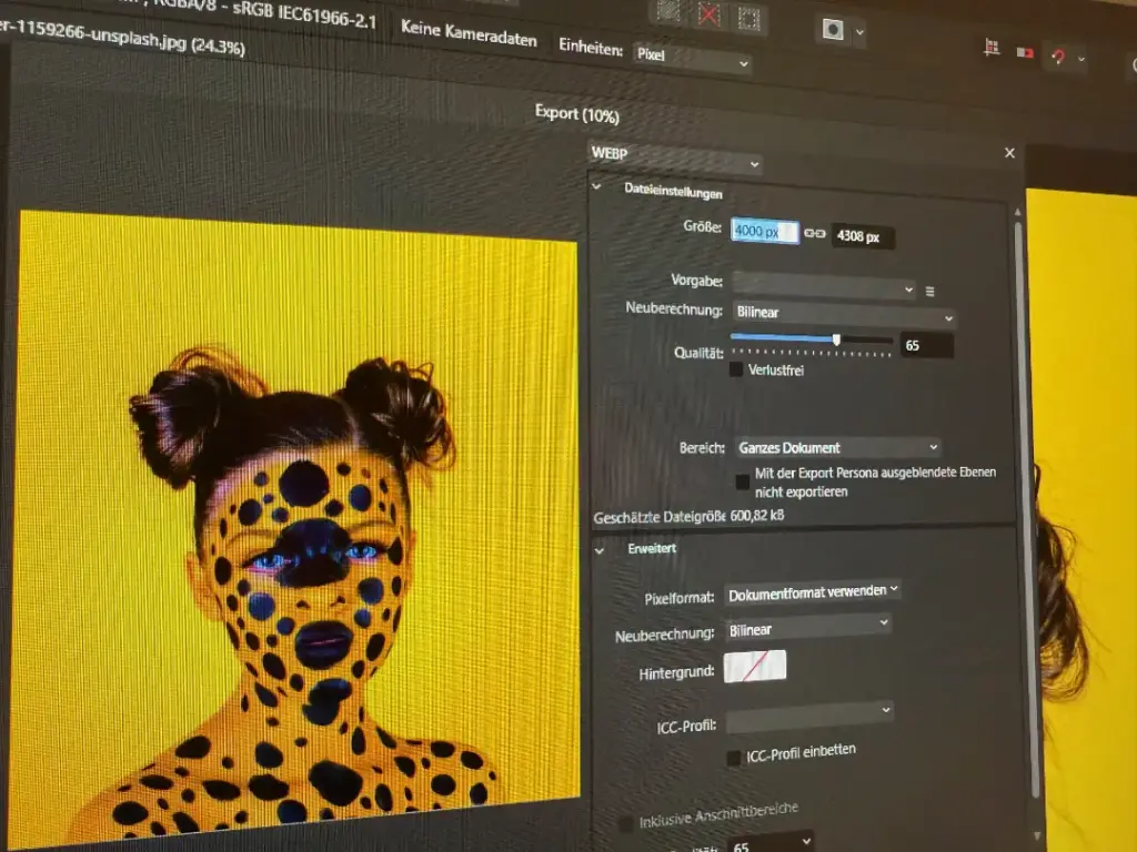 Screenshot eines Bildprogramms wo ein Bild von einer gelben Frau komprimiert und beschnitten wird