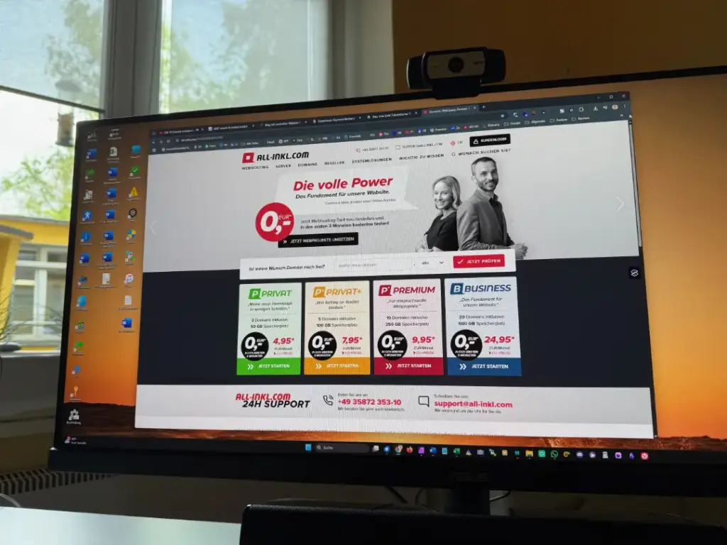 Desktop Monitor mit geöffneter Webseite vom WordPress-Hoster All Inkl