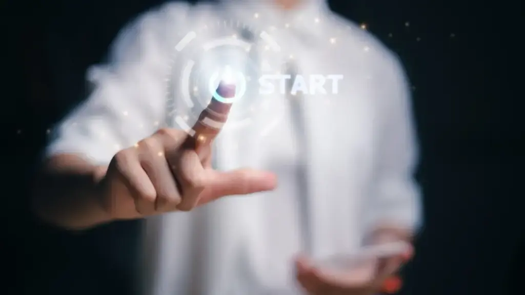 Finger eines Mannes zeigt auf ein digitales Symbol mit der Aufschrift "Start"