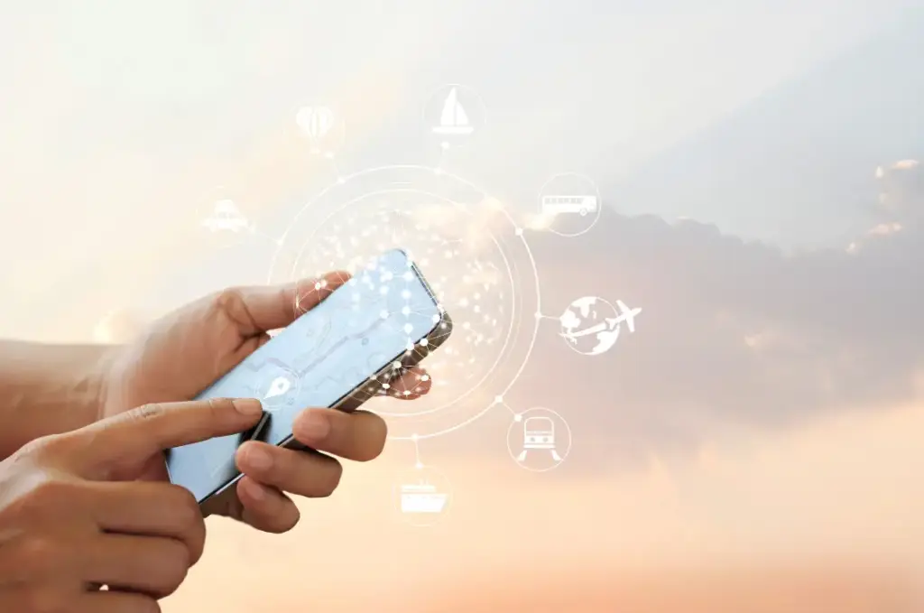 Mann tippt auf Standort-Pin auf dem Handy. Reisemöglichkeiten wie Fliegen und Fahren werden virtuell im Kreis angezeigt