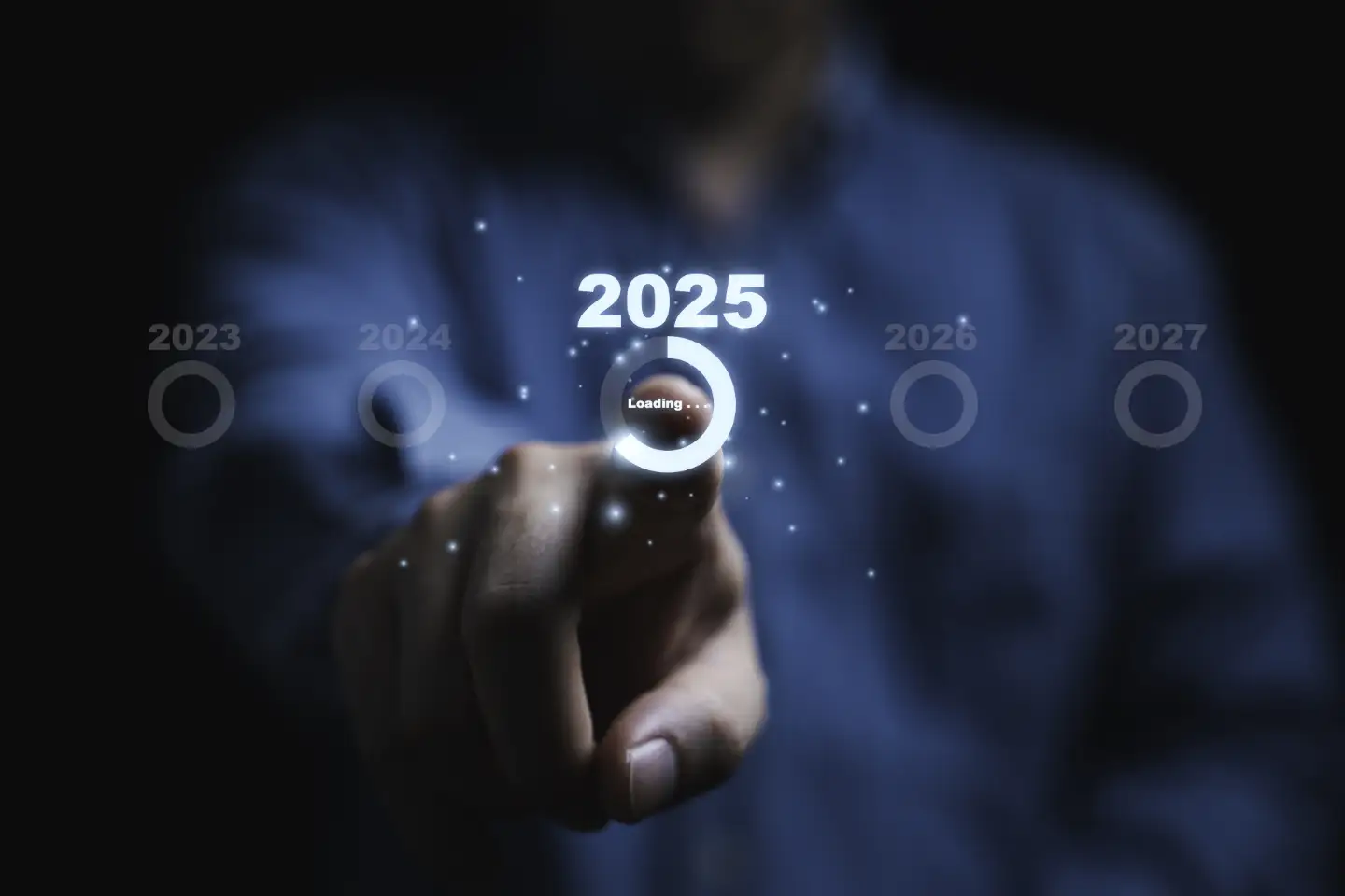 Mann zeigt auf digitale Jahreszahl 2025